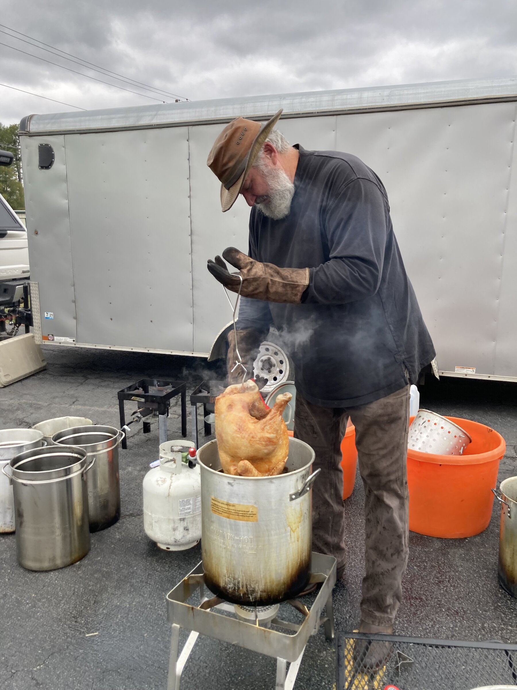 Fearless volunteers fry 150 turkeys