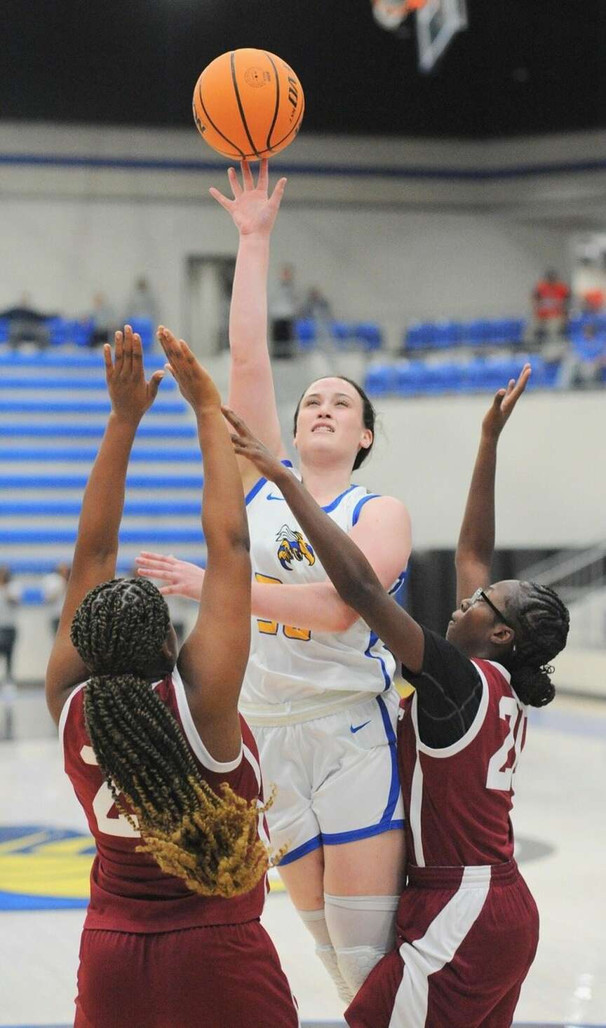 Lady Jackets sail by Fillies