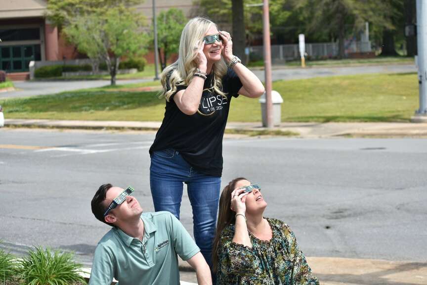 Eclipse thrills Pine Bluff-area students, workers