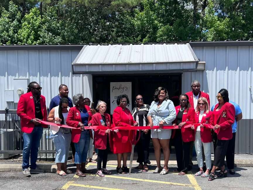 Peaky’s Cosmetology holds ribbon cutting