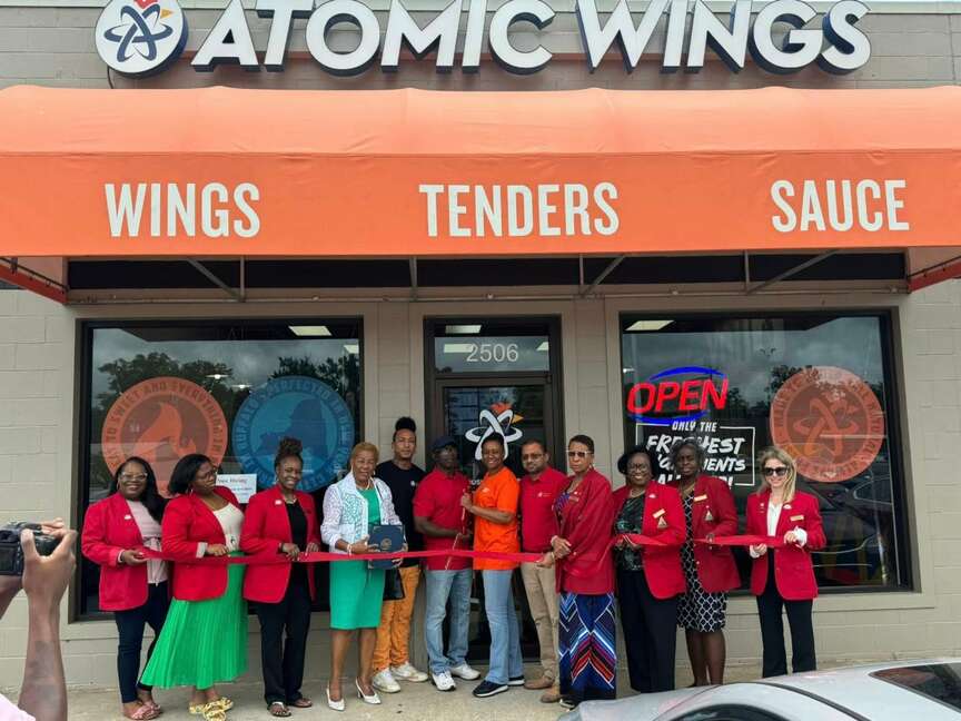 Atomic Wings holds ribbon cutting