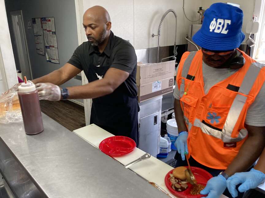 ‘Celebrity chef’ helps honor nonprofit