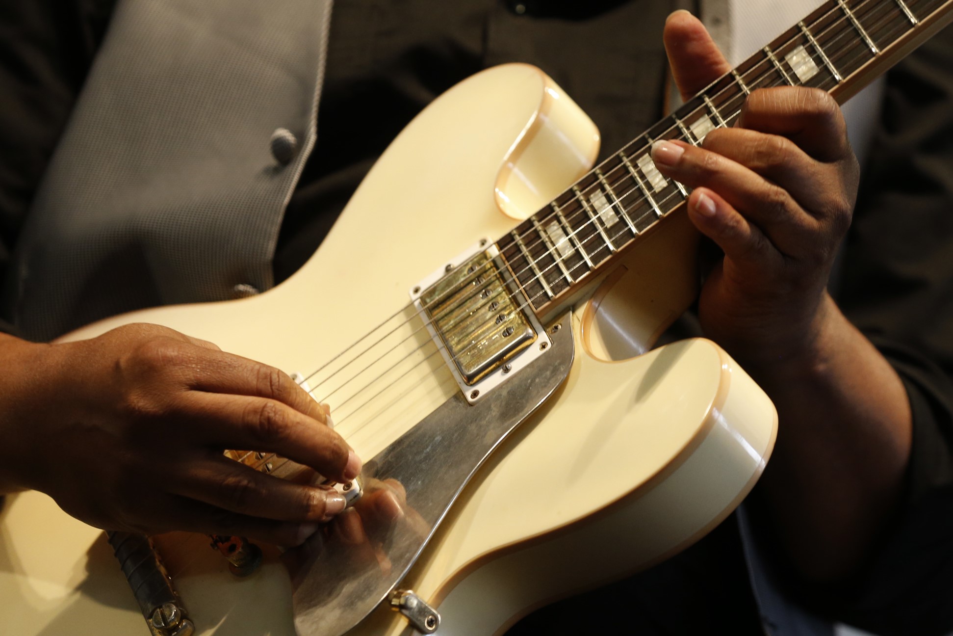 Larry Davis’ electric blues won acclaim
