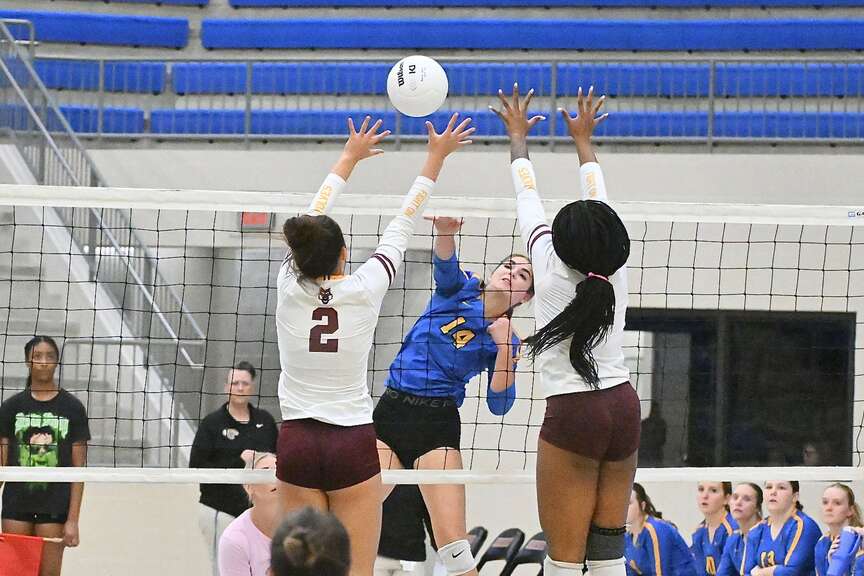 Sterritt, Davis lead Sheridan in sweep