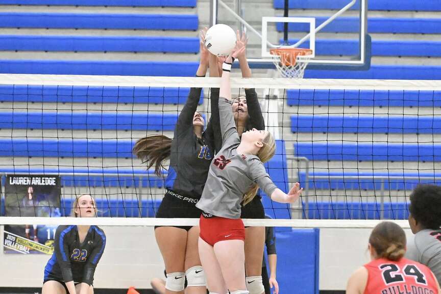 Lady Jackets sweep Bulldogs