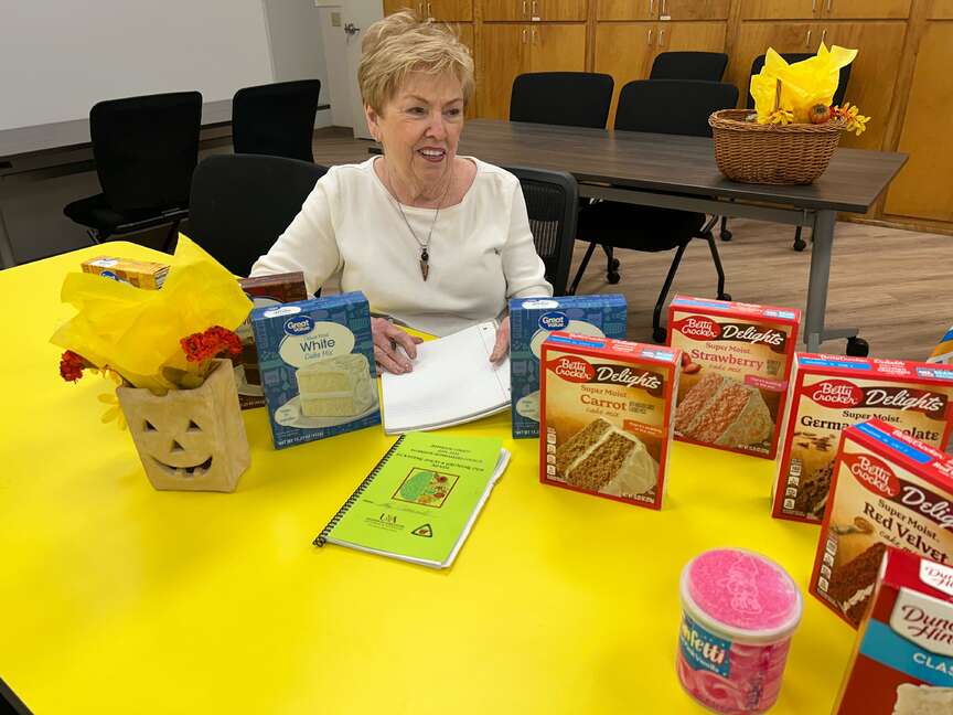 Willing Workers Club holds meeting