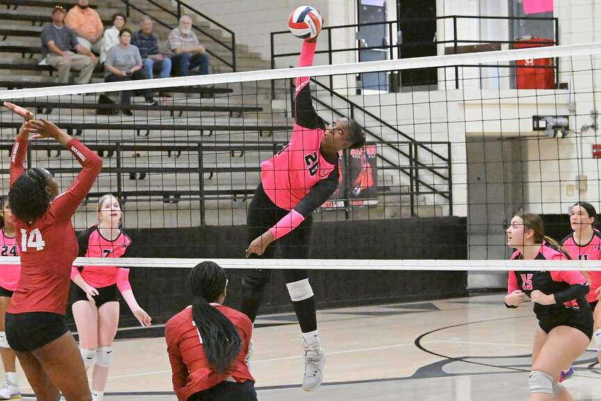 Seniors lead Lady Bulldogs to victory