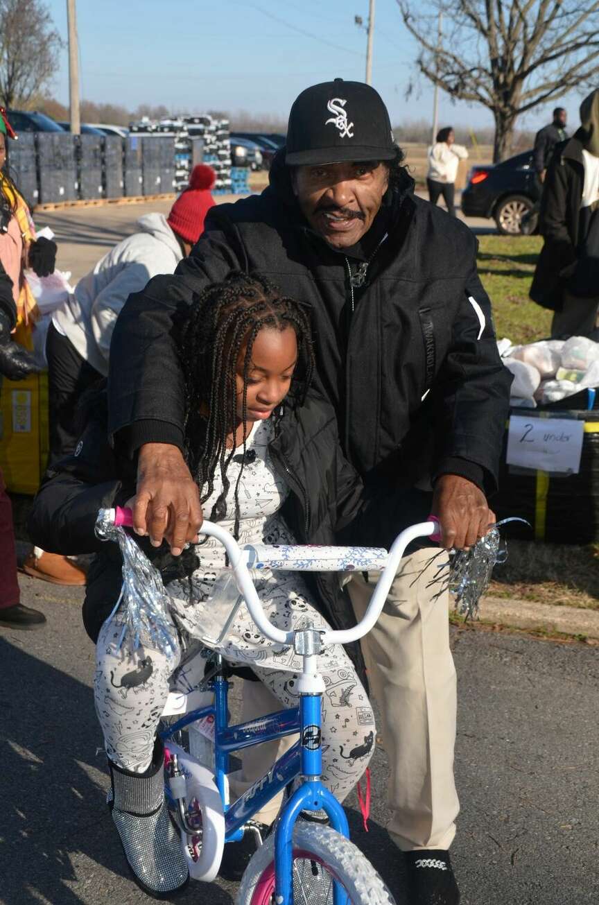 Bobby Rush joins gift giveaway