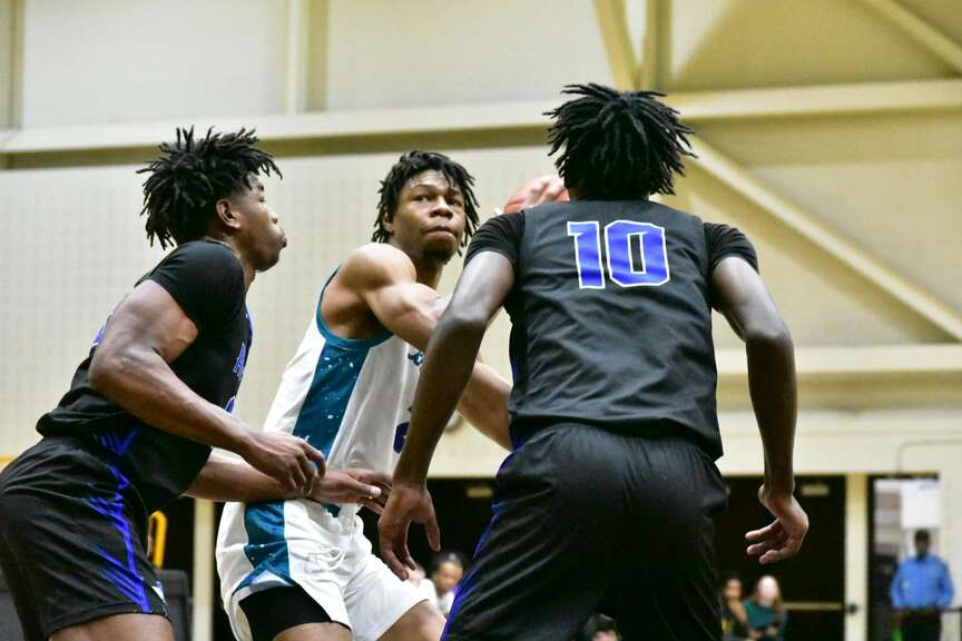 Aviators defeat Sharks, 77-60