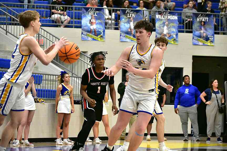 Yellowjackets win 20th game, deny Bulldogs playoff berth