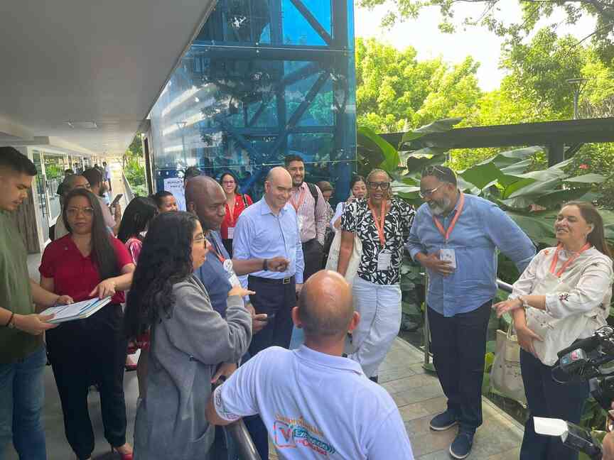 Political science professor attends Colombia event