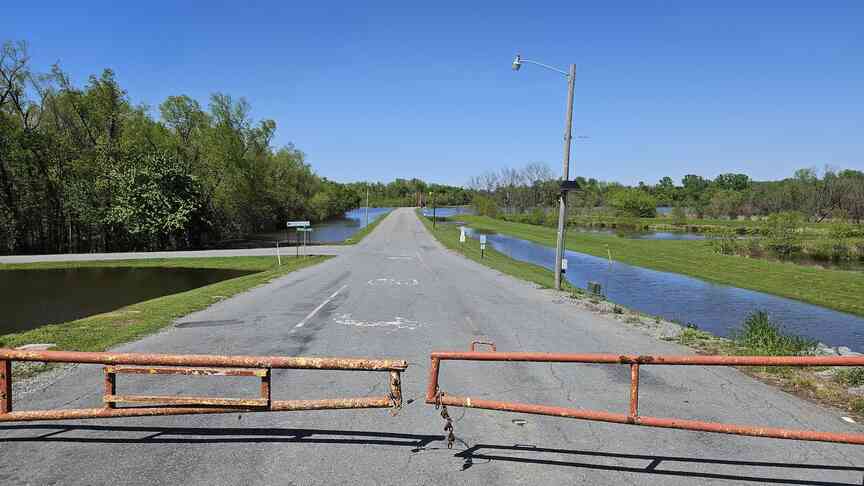 Arkansas River remains below flood level in Pine Bluff