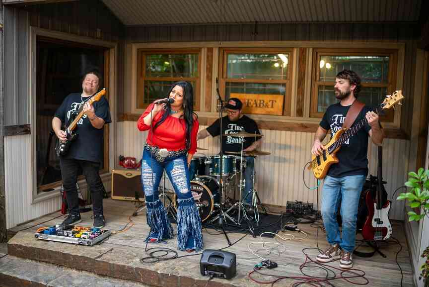 Tina Cossey Band will play RJ’s Grill & Bar in Pine Bluff