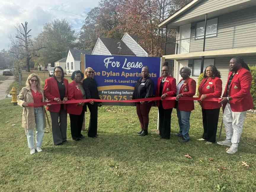 Apartment complex holds ribbon cutting