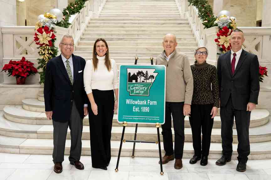 Governor honors Arkansas farm families