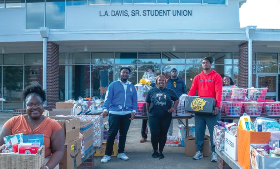 UAPB  delivers  food to  charity