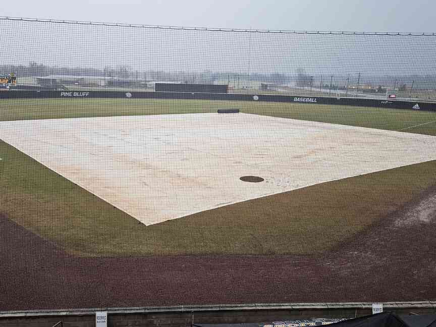 Series finale is delayed by rain
